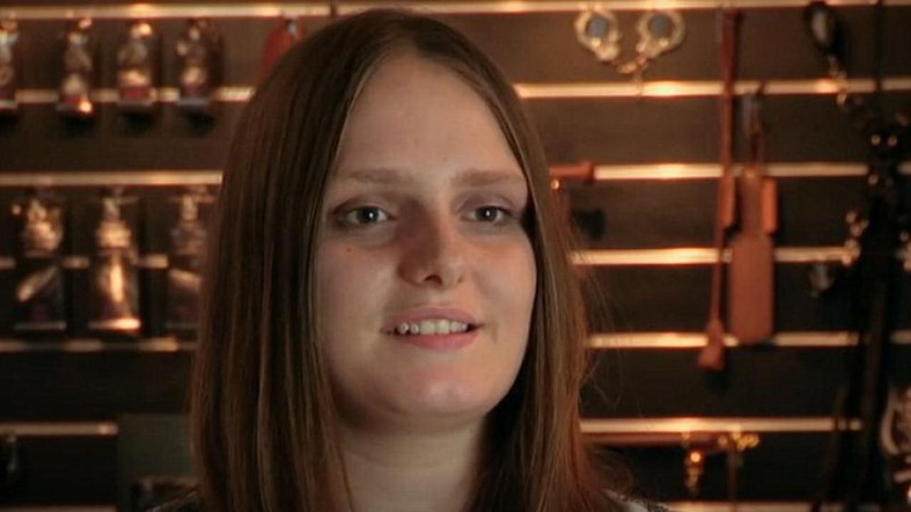 Sehari-hari Paige bekerja menjajal sex toy. (Foto: SBS)