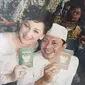 Momen pernikahan Mona Ratuliu dan Indra Brasco ketika memakai rancangan busana mendiang Robby Tumewu. (dok. Instagram @monaratuliu/https://www.instagram.com/p/BsmfNeJFXoW/Asnida Riani)