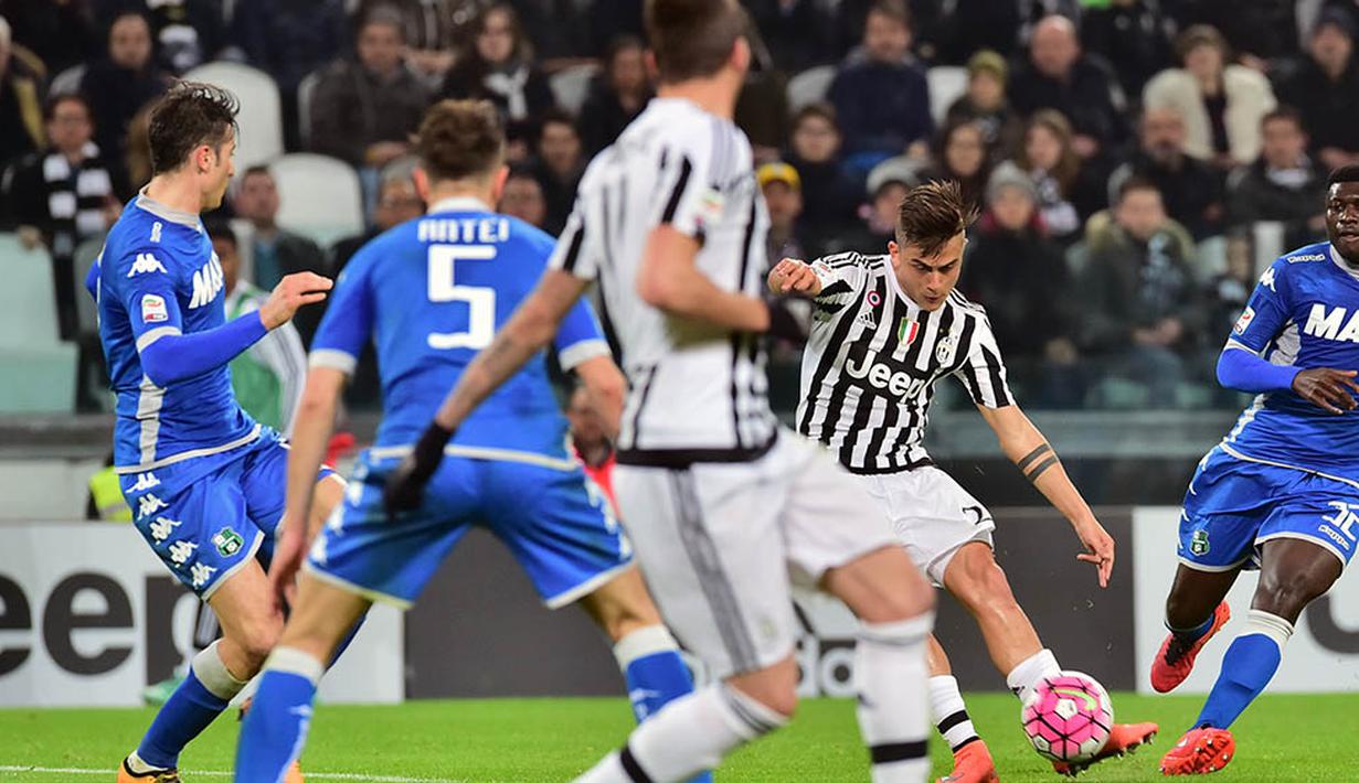 Striker Juventus, Paulo Dybala, berusaha melepaskan tendangan ke gawang Sassuolo. Pada laga itu Juve melakukan tujuh kali percobaan tembakan ke arah gawang Sassuolo. (AFP/Giuseppe Cacace)