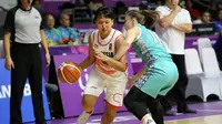 Pemain Basket Indonesia Natasha Debby (kiri) berusaha menghindari Oxana Ivanova (kanan) pada babak penyisihan Grup X Asian Games 2018, di Hall Basket Senayan, Jakarta Minggu (19/8/2018). ANTARA FOTO/INASGOC/Rocky Padila/Aa/18