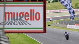Francesco Bagnaia jadi yang tercepat pada balapan sebanyak 23 laps di Sirkuit Mugello, Minggu (2/6/2024) malam WIB. (Marco BERTORELLO/AFP)