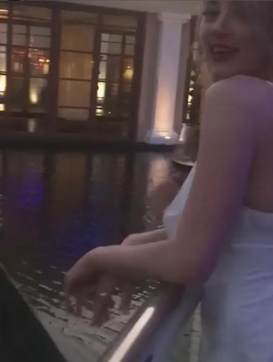 Amber Heard mengunggah video di Instagram saat menyaksikan atraksi api dengan kutipan Hello Bali saat berada di sebuah Hotel di Bali, Indonesia. (Instagram/@amberheard)