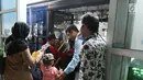 Petugas membantu penumpang menaiki bus Transjakarta koridor 13 rute Tendean-Ciledug, Jakarta, Minggu (13/8). selain rute Tendean-Ciledug, PT Transjakarta juga memberi layanan secara cuma-cuma untuk rute Ragunan-Ciledug. (Liputan6.com/Herman Zakharia)