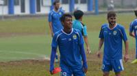 Keberhasilan Febri Hariyadi inspirasi Djajang Nurdjaman untuk rekrut pemain junior lainnya (Liputan6.com/Kukuh Saokani)