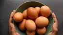 Putih telur memiliki sejumlah besar prolin, yakni salah satu asam amino yang diperlukan untuk produksi kolagen. (FOTO: Unsplash/Louis Hansel).