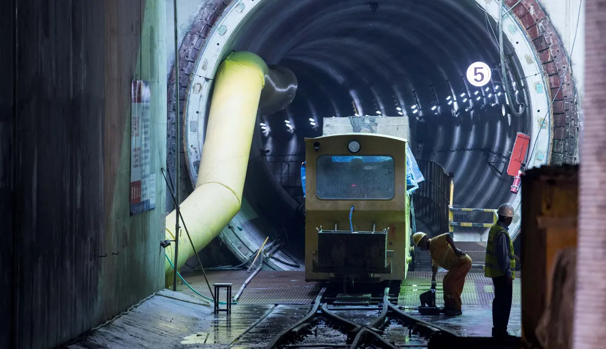 Pekerja menyelesaikan Line 14 jalur kereta bawah tanah Shanghai (11/7). Jalur kereta bawah tanah ini memiliki 14 jalur dan 337 stasiun dengan total panjang jalur 548 kilometer. (AFP Photo/Johannes Eisele)