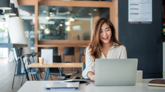 perempuan dan 4 juli laptop karier
