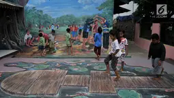 Anak-anak bermain di sekitar mural 3D atau 3 dimensi  yang menghiasi Kampung Pekayon Jaya, Bekasi, Kamis (14/6). Kampung 3D ini hadir atas kepedulian seniman Bekasi terhadap lingkungan dengan kondisi kumuh. (Merdeka.com/ Iqbal S. Nugroho)