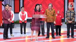 Direktur PT. SRCIS Henny Susanto menandatangani kolaborasi dan digitalisasi untuk mendukung kemajuan UMKM di Indonesia di Jakarta, Sabtu (19/12/2020). Kolaborasi yang didukung digitalisasi akan bergerak maju dan memperluas jangkauan masyarakat terhadap produk – produk UMKM. (Liputan6.com/Pool)