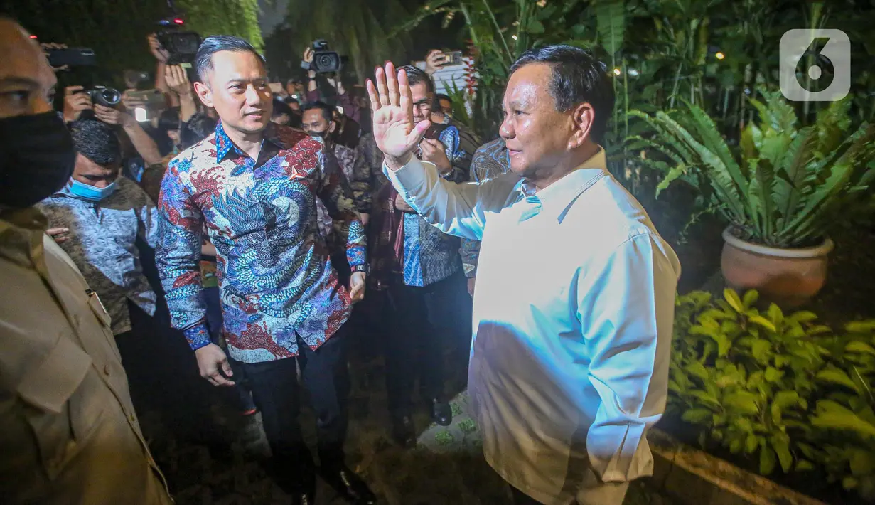 Ketua Umum Partai Gerindra Prabowo Subianto menerima kedatangan Ketua Umum Partai Demokrat Agus Harimurti Yudhoyono di kediaman Kertanegara, Jakarta, Jumat (24/6/2022). Pertemuan antara Partai Demokrat dan Partai Garinda tersebut untuk mempererat komunikasi dan silaturahmi. (Liputan6.com/Faizal Fanani)