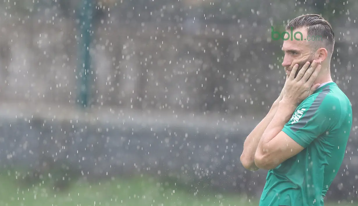 Ekspresi pemain Timnas Indonesia U-23, Ilija Spasojevic saat mendengar arahan pelatih pada sesi latihan di Lapangan A,B,C, Senayan, Jakarta (18/2/2018). Latihan ini merupakan persiapan Asian Games 2018. (Bola.com/Nick Hanoatubun)