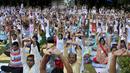 Sejumlah orang berpartisipasi dalam sesi yoga menjelang peringatan Hari Yoga Sedunia, di Art of Living ashram di Bengaluru, India, Sabtu (13/5/2015). Hari Yoga Dunia dirayakan pada 21 Juni. (REUTERS/Abhishek N. Chinnappa)