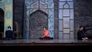 Aibek Ryskulbekov (tengah), penari balet Opera Odesa yang melarikan diri dari Ukraina berlatih dengan Opera Nasional Rumania di Bucharest, Rumania, 5 Maret 2022. Opera Nasional Rumania menawarkan 6 penari balet yang melarikan diri dari perang Ukraina bekerja dengan mereka. (AP Photo/Alexandru Dobre)