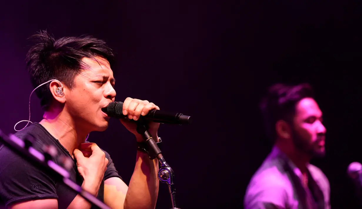 Beberapa cuplikan perjalanan NOAH diperlihatkan dalam sebuah VT. Tak kenal lelah, Ariel kemudian kembali mengenang masa saat menciptakan salah satu lagu berjudul ‘Kukatakan Dengan Indah’. (Andy Masela/Bintang.com)