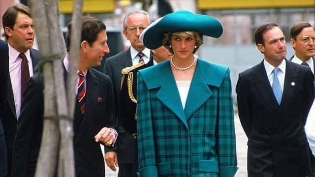 Putri Diana mengenakan mantel oleh Emanuel ke Italia pada tahun 1985 yang kemudian ditemukan di toko barang bekas (Tangkapan layar dari website dailystar.co.uk)