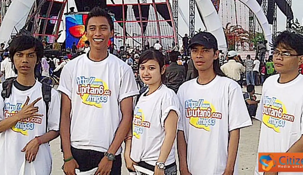 Anggota komunitas Mig33 berfoto di Depan Panggung Karnaval SCTV 2011.