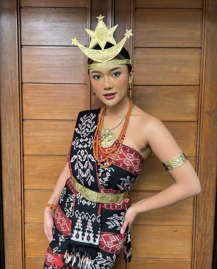 7 Potret Marion Jola Kenakan Baju Adat Rote Nusa Tenggara Timur saat Rayakan Kemerdekaan, Cocok dengan Kulit Eksotisnya - Photo Fimela.com