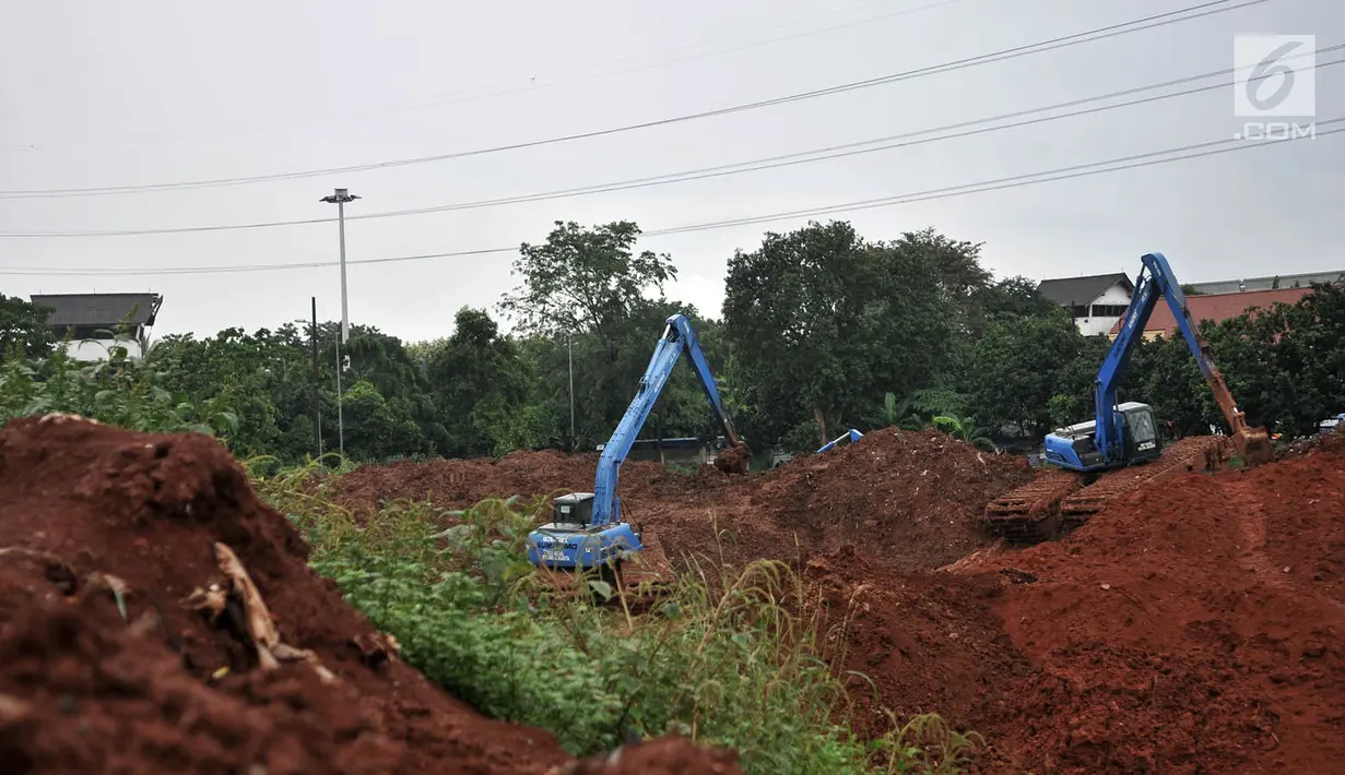 Pekerja menggunakan alat berat saat menyelesaikan pembuatan Waduk Kampung Rambutan, Jakarta, Kamis (26/4). Sebelumnya, proyek pengerjaan Waduk Kampung Rambutan sempat mangkrak cukup lama akibat sengketa lahan dengan warga. (Merdeka.com/Iqbal Nugroho)