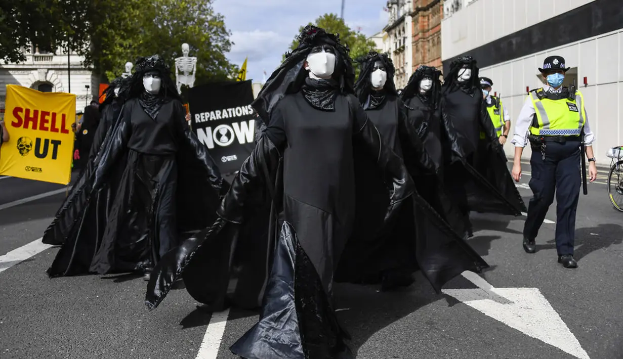 Aktivis Extinction Rebellion berbaris di sepanjang Parliament Street sebagai bagian dari protes perubahan iklim di London, Inggris, Selasa (8/9/2020). Menggelar aksi di tengah pandemi COVID-19, para aktivis mengenakan masker selama protes berlangsung. (AP Photo/Alberto Pezzali)