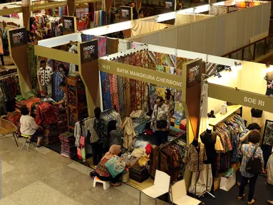 Pengunjung memilih batik di stand Indo Craft 2016 di Jakarta Convention Centre, Rabu (7/12). Puluhan produk kerajinan dalam negeri dipamerkan pada Indo Craft 2016 yang berlangsung hingga 11 Desember mendatang. (Liputan6.com/Helmi Fithriansyah)