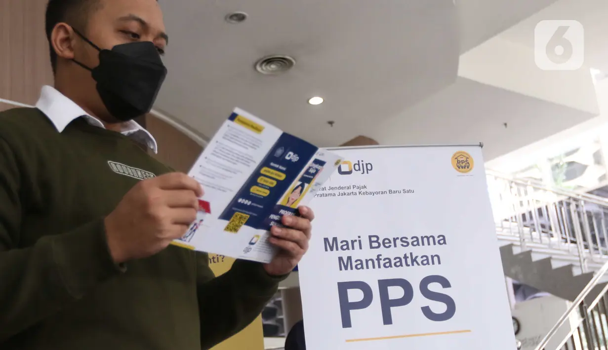 Wajib pajak mencari informasi mengenai Program Pengungkapan Sukarela (PPS) di kantor pelayanan pajak pratama di Jakarta, Senin (7/3/2022). Pemerintah memperoleh PPh senilai Rp2,48 triliun setelah 66 hari pelaksanaan Program Pengungkapan Sukarela (PPS).  (Liputan6.com/Angga Yuniar)
