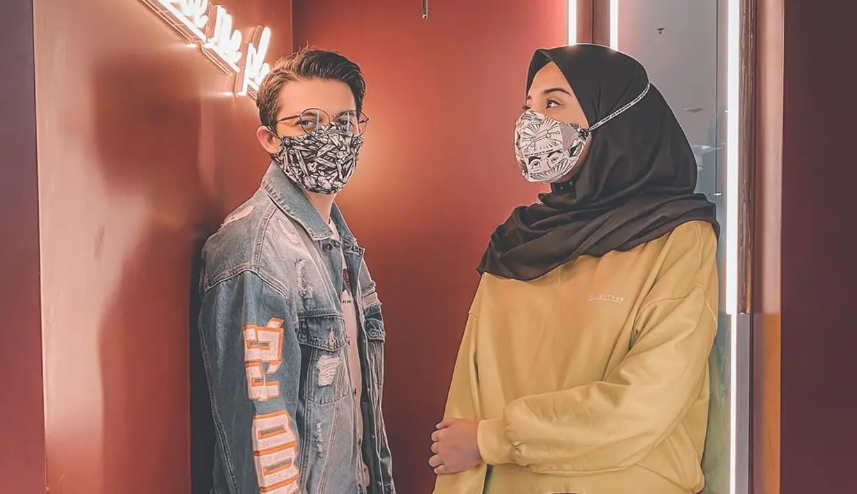 Melihat unggahan Zaskia, ia mengungkap kebahagiaannya karena sikap Irwansyah sebagai suami siaga. Bahkan, jam berapapun Kia ingin makan, Irwansyah dengan sigap mencarikan makanan. Bahkan Irwansyah mengurus apapun yang dibutuhkan sang istri. (Instagram/zaskiasungkar15)