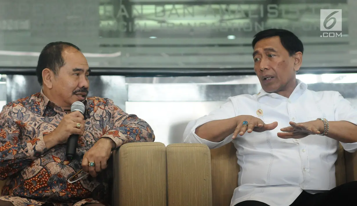 Menko Polhukam, Wiranto (kanan) berbincang bersama Kepala PPATK Kiagus Ahmad Badaruddin saat memberi keterangan usai memimpin pertemuan dengan sejumlah menteri dan Kepala PPATK di Jakarta, Selasa (29/8). (Liputan6.com/Helmi Fithriansyah)  