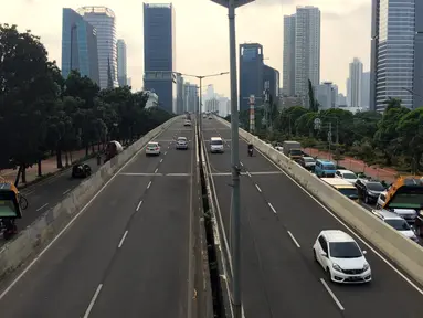 Kendaraan melintas di jalan layang non tol (JLNT) Kampung Melayu-Tanah Abang, Jakarta, Jumat (2/2). Pengamat transportasi Universitas Indonesia Ellen Tangkudung mengatakan, kemacetan tetap terjadi meski JLNT difungsikan. (Liputan6.com/Immanuel Antonius)