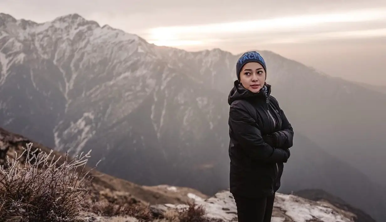 Selama 10 hari belakangan, Nikita Willy memang berada di Nepal. Liburannya yang ala backpaker ini pun mendapat pujian dari penggemarnya karena selera liburannya berbeda dari para selebriti yang lain. (Liputan6.com/IG/@nikitawillyofficial94)