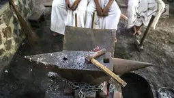 Alat penunjang untuk membuat keris di Besalen Kyai Sela Pamujan Karangklesem, Banyumas, Jawa Tengah, Senin (22/4). Baselan atau bengkel keris mampu memproduksi tiga jenis keris Ageman, Tayuhan dan Cinderamata dengan lama pengerjaan 1 bulan-1 tahun. (Liputan6.com/Fery Pradolo)