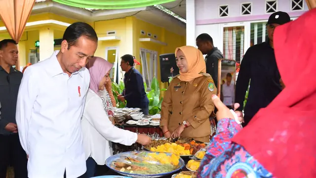Presiden Jokowi saat meninjau kegiatan upaya penurunan stunting di Puskesmas Srikuncoro, Provinsi Bengkulu, Kamis (20/7/2023). (Foto: Rusman - Biro Pers Sekretariat Presiden)