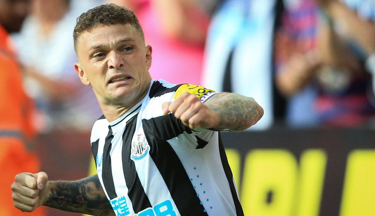 Kieran Trippier juga termasuk baru di jajaran skuad Newcastle. Ia didatangkan St. James Park pada bursa transfer musim dingin 2022 lalu dari Atletico Madrid dengan biaya 15 juta euro. Pria 32 tahun itu jadi andalan lini bertahan The Magpies. Namun, ia juga memiliki kemampuan dalam hal tendangan bebas. Trippier tercatat telah dipercaya tampil sebanyak 13 kali di Liga Inggris dengan mencetak 1 gol dan 2 assist. (AFP/Lindsey Parnaby)