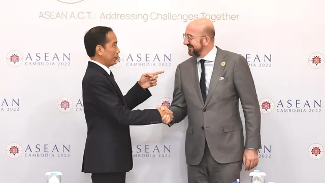 Presiden Jokowi saat melakukan pertemuan dengan Presiden Dewan Eropa Charles Michel di Hotel Sokha Phnom Penh Kamboja, Sabtu (12/11/2022).