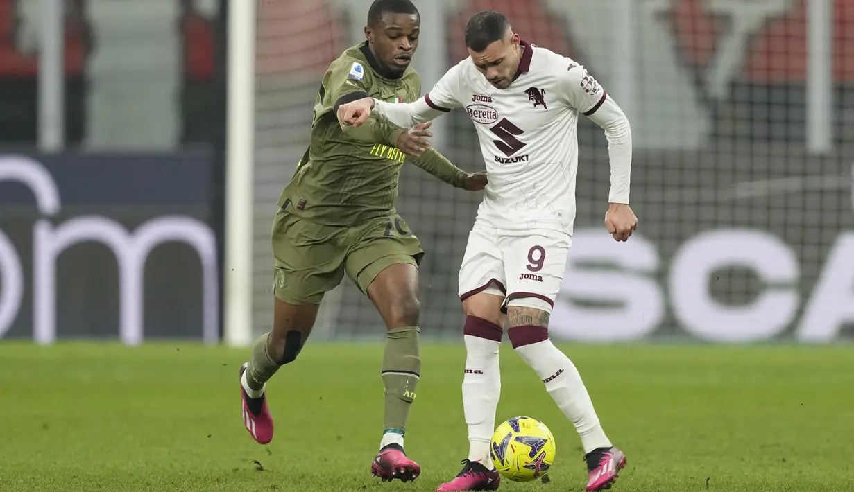 Penyerang Torino Antonio Sanabria berebut bola dengan bek AC Milan Pierre Kalulu dalam duel pekan ke-22 Serie A 2022-2023, Sabtu (11/2/2023) dini hari WIB. Kemenangan ini juga menyempurnakan pertandingan ke-3.000 Milan di Serie A. (AP Photo/Antonio Calanni)