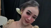 Bikin Merinding, Penampakan Sosok Hitam di Foto Selfie Niken Salindry Ini Curi Perhatian