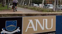 Papan penanda kampus Australia National University (AP/ Alan Porrit)
