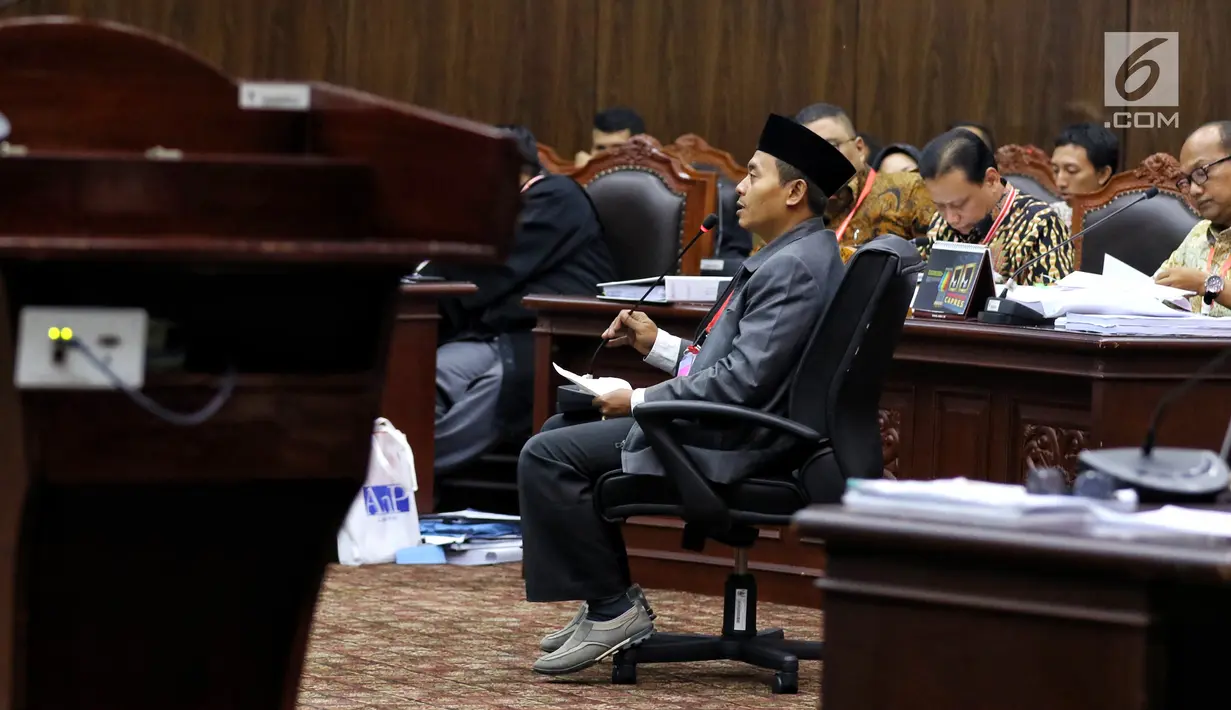 Saksi dari tim hukum Jokowi-Ma'ruf, Anas Nashikin saat bersaksi dalam sidang sengketa Pilpres 2019 di Gedung MK, Jakarta, Jumat (21/6/2019). Sidang tersebut beragendakan mendengar keterangan saksi dan ahli dari pihak terkait yakni paslon nomor urut 01 Jokowi-Ma'ruf Amin. (Liputan6.com/Johan Tallo)