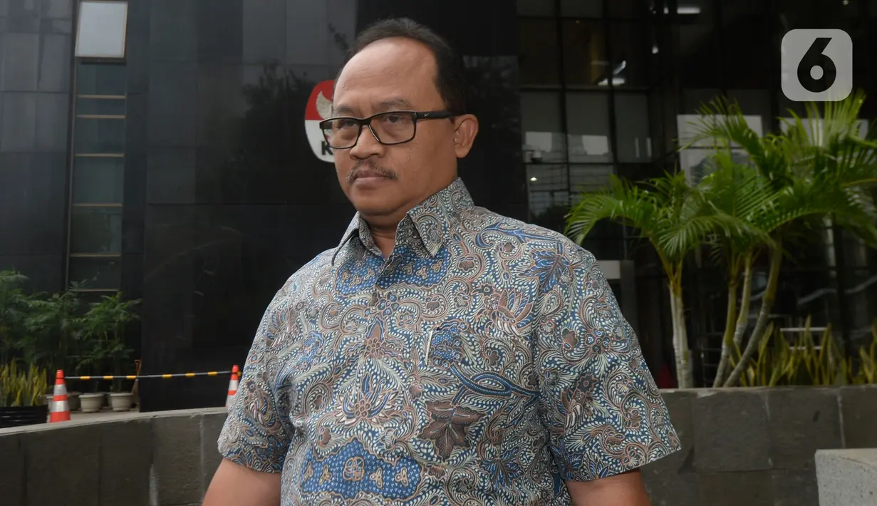 Direktur Utama PT Waskita Beton Precast Djarot Subana usai menjalani pemeriksaan di gedung KPK, Jakarta, Rabu (5/2/2020). Djarot Subana diperiksa untuk tersangka mantan Kepala Divisi II PT Waskita Karya Fathor Rachman. (merdeka.com/Dwi Narwoko)