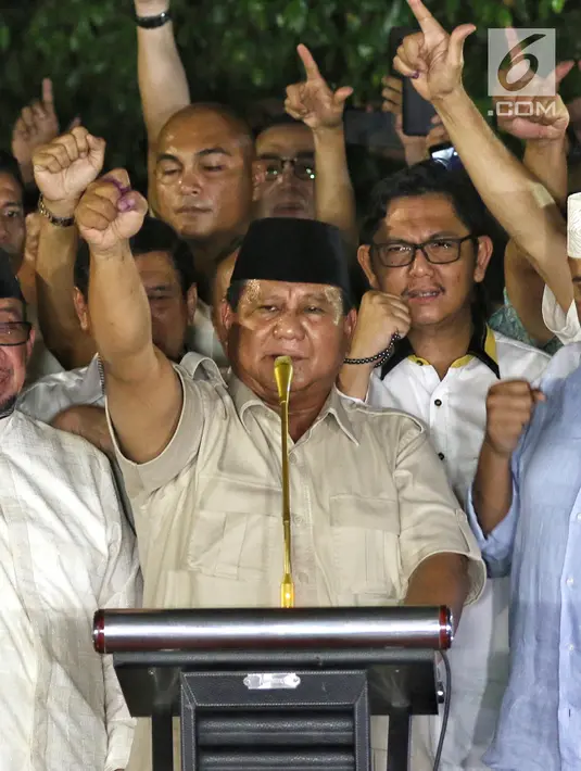 Calon presiden no urut 02 Prabowo Subianto bersama Badan Pemenangan Nasional (BPN) memberikan pidato politiknya di Kertanegara, Jakarta, Rabu (17/4). Pada pidatonya Prabowo tegas dan yakin sudah menjadi pemimpin bangsa Indonesia berdasarkan hasil real count BPN. (Liputan6.com/Johan Tallo)