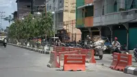 Rambu rambu pembatas jalan inilah yang di letakkan oleh pihak Pemkab Rokan Hilir kedalam lubang.