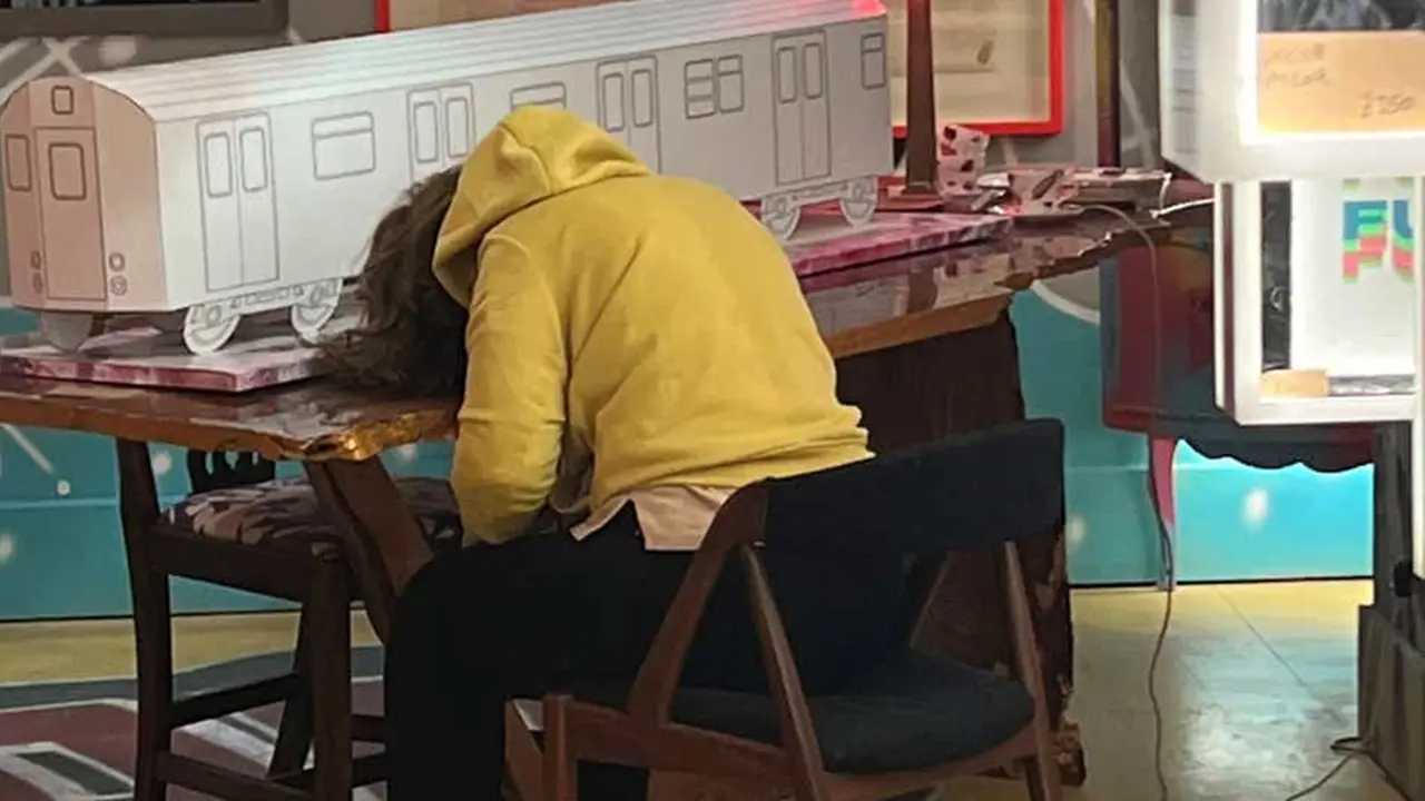 Polisi Ini Selamatkan Wanita Pingsan dari Galeri Seni, Ternyata Bukan Manusia