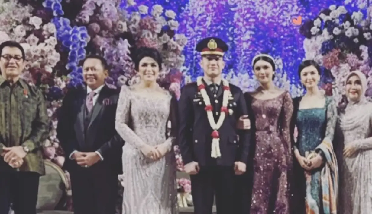Tak lupa ia berfoto bersama kedua mempelai pengantin di atas pelaminan yang ditemani yang ayah tercinta. (@ralineshah)