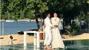 Dari foto-foto yang beredar, pernikahan pasangan ini terlihat begitu intim. Keduanya menikah di pinggir pantai. (instagram)