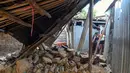 Dalam sebuah laporan yang dirilis pada Sabtu (3/1/2026) disebutkan bahwa setidaknya 2 orang tewas dan 12 orang lainnya terluka. Tampak foto yang menunjukkan rumah yang rusak setelah guncangan gempa bumi berkekuatan 6,5 magnitudo di komunitas San Marcos, negara bagian Guerrero, Meksiko pada Jumat 2 Januari 2026. (Francisco ROBLES/AFP)