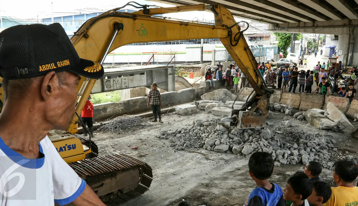 Warga menonton proses pembongkaran jembatan Rawajati, Kalibata, Jakarta, Minggu (6/3/2016). Pembongkaran dilakukan lantaran sampah yang mengalir di Kali Ciliwung kerap tersangkut di jembatan dan menyebabkan banjir. (Liputan6.com/Yoppy Renato)
