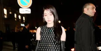 Salah satu tampilan yang mencuri perhatian datang dari Roh Yoonseo, yang tampil dalam balutan mini dress hitam bertekstur dengan detail feather di bagian hem. Dipadukan dengan gloves kulit panjang dan sheer tights.