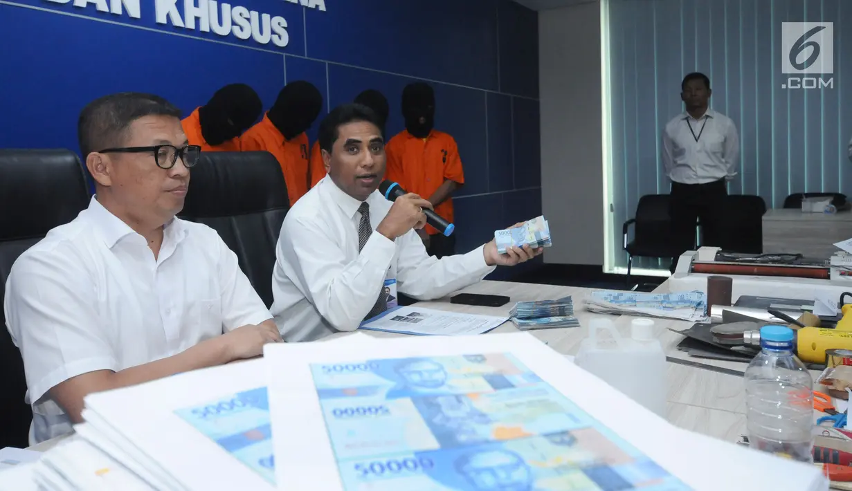 Direktur Departemen pengendalian uang Bank Indonesia, Luctor E Tapiheru (tengah) memberi keterangan terkait pengungkapan peredaran uang palsu pecahan Rp 50.000,- emisi tahun 2016 saat rilis di Jakarta, Senin (29/1). (Liputan6.com/Helmi Fithriansyah)