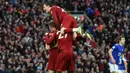 Para pemail Liverpool merayakan gol yang dicetak James Milner ke gawang Leicester pada laga Premier League di Stadion Anfield, Liverpool, Sabtu (5/10). Liverpool menang 2-1 atas Leicester. (AFP/Paul Ellis)