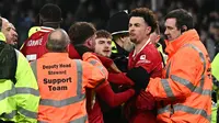 Curtis Jones terlibat keributan setelah duel Everton vs Liverpool pada laga pemungkas Merseyside Derby di Goodison Park dalam lanjutan Liga Inggris 2024/2025, Kamis (13/2/2025) dini hari WIB. (Paul ELLIS / AFP)
