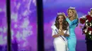 Miss Georgia, Betty Cantrell (kiri) saat dipasangkan mahkota sebagai Miss America 2016 dalam ajang kecantikan yang digelar di Atlantic City, New Jersey, Minggu (13/9/2015). (REUTERS/Mark Makela)